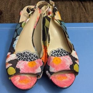**SOLD**Nine West Heels Black & Floral Size 7 1/2